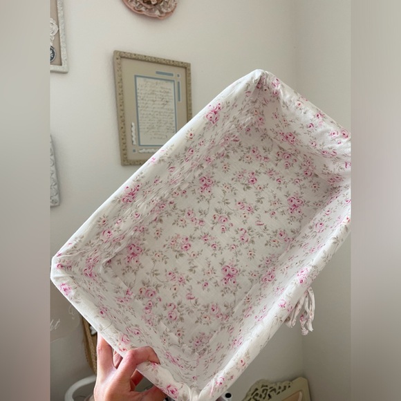 Shabby chic Wicker Basket with Floral Lining - Picture 3 of 6